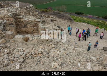 (140310) -- Megiddo (Israël), le 10 mars 2014 (Xinhua) -- Les visiteurs sont vus en face de vestiges de la ville cananéenne gate dans le Parc National de Megiddo, en Israël, le 8 mars 2014. L'As biblique - Megiddo, Hazor, Beer-Sheba en Israël ont été inscrits sur la Liste du patrimoine mondial de l'UNESCO en 2005. Tel (monticules préhistorique), sont caractéristiques des terrains plus plats de la Méditerranée orientale, en particulier le Liban, Syrie, Israël et la Turquie de l'Est. De plus de 200 tels en Israël, Megiddo, Hazor et Beer Sheba sont représentatifs de ceux qui contiennent d'importants vestiges de villes avec co biblique Banque D'Images