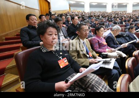 (140310) -- PÉKIN, 10 mars 2014 (Xinhua) -- les membres du 12e Comité national de la Conférence consultative politique du peuple chinois (CCPPC) observent la troisième séance plénière de la deuxième session du 12e Congrès populaire national (CNP) au Grand Hall du peuple à Beijing, capitale de la Chine, le 10 mars 2014. (Xinhua/Liu Weibing) (zkr) (DEUX SESSIONS) CHINE-BEIJING-NPC-TROISIÈME RÉUNION PLÉNIÈRE (CN) PUBLICATIONxNOTxINxCHN Beijing Mars 10 2014 XINHUA membres du 12e Comité national des célébrités chinoises Conférence consultative politique de la CPPCC observent le Thi Banque D'Images