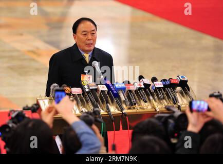 (140310) -- PÉKIN, 10 mars 2014 (Xinhua) -- Li Jiaxiang, chef de l'Administration de l'aviation civile de Chine (CAAC), informe les médias des derniers progrès de la recherche du vol MH370 disparu de Malaysia Airlines, au Grand Hall du peuple à Pékin, capitale de la Chine, le 10 mars 2014. Le vol MH370 de Malaysia Airlines, un Boeing B777-200, a perdu la communication et le signal radar en route de Kuala Lumpur, la capitale malaisienne, à Pékin tôt samedi matin. À bord se trouvaient 227 passagers de 14 pays, dont 154 Chinois et 12 Malaisiens. (Xinhua/Xiao Yijiu) ( Banque D'Images