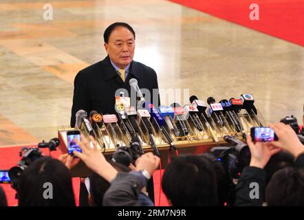 (140310) -- PÉKIN, 10 mars 2014 (Xinhua) -- Li Jiaxiang, chef de l'Administration de l'aviation civile de Chine (CAAC), informe les médias des derniers progrès de la recherche du vol MH370 disparu de Malaysia Airlines, au Grand Hall du peuple à Pékin, capitale de la Chine, le 10 mars 2014. Le vol MH370 de Malaysia Airlines, un Boeing B777-200, a perdu la communication et le signal radar en route de Kuala Lumpur, la capitale malaisienne, à Pékin tôt samedi matin. À bord se trouvaient 227 passagers de 14 pays, dont 154 Chinois et 12 Malaisiens. (Xinhua/Xiao Yijiu) ( Banque D'Images