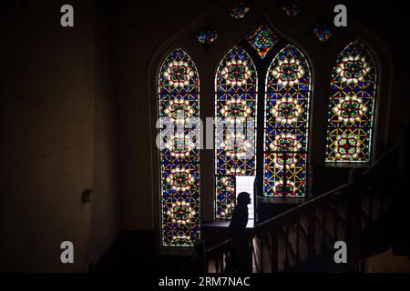 (140310) -- LE CAIRE, 10 mars 2014 (Xinhua) -- Le Dr Nadia Abdelaziz Awad se dirige vers son bureau pour attendre que ses élèves de pratiquer dans la vocalisation College of Music Education, université Helwan, au Caire, en Egypte, le 6 janvier 2013. Le Dr Nadia Abdelaziz Awad, un professeur de musique de l'Université d'Helwan et mentor de certains chanteurs de l'Opéra du Caire, a été l'utilisation d'un chœur d'enfants de plus de 20 ans. Malgré les convulsions de la société égyptienne depuis 2011, le Dr Nadia Abdelaziz Awad et les membres de la chorale d'enfants adhèrent à organiser et effectuer la répétition hebdomadaire à l'Opéra du Caire de temps à tim Banque D'Images