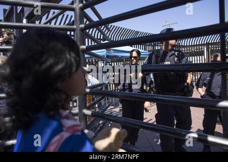 TIJUANA, 10 mars 2014 (Xinhua) -- Un jeune immigrant qui fait partie du groupe appelé rêveurs traverse vers les États-Unis au poste frontalier d'Otay à Tijuana, au nord-ouest du Mexique, le 10 mars 2014. Environ 30 personnes organisées par l’association américaine Dreamactivist ont franchi la frontière pour se rendre aux États-Unis en demandant l’asile politique lundi. (Xinhua/Guillermo Arias) MEXIQUE-TIJUANA-US-BORDER-MIGRANTS PUBLICATIONxNOTxINxCHN Tijuana Mars 10 2014 XINHUA un jeune immigrant qui FAIT partie du groupe appelé les Rêveurs croisent vers U S AU poste frontalier à Tijuana Nord-Ouest du Mexique LE 10 2014 Mars AB Banque D'Images