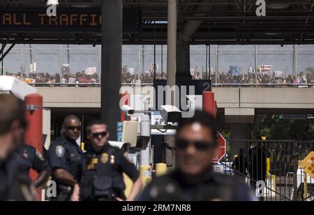 TIJUANA, 10 mars 2014 (Xinhua) -- des manifestants du côté mexicain soutiennent les jeunes immigrants qui font partie du groupe appelé rêveurs alors qu'ils traversent vers les États-Unis au poste frontalier d'Otay à Tijuana, au nord-ouest du Mexique, le 10 mars 2014. Environ 30 personnes organisées par l’association américaine Dreamactivist ont franchi la frontière pour se rendre aux États-Unis en demandant l’asile politique lundi. (Xinhua/Guillermo Arias) MEXICO-TIJUANA-US-BORDER-MIGRANTS PUBLICATIONxNOTxINxCHN Tijuana Mars 10 2014 un manifestant XINHUA DU côté MEXICAIN soutient les jeunes immigrants qui font partie du groupe appelé Dream Banque D'Images