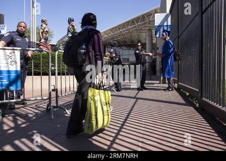 TIJUANA, 10 mars 2014 (Xinhua) -- les jeunes immigrants qui font partie du groupe appelé rêveurs traversent vers les États-Unis au poste frontalier d'Otay à Tijuana, au nord-ouest du Mexique, le 10 mars 2014. Environ 30 personnes organisées par l’association américaine Dreamactivist ont franchi la frontière pour se rendre aux États-Unis en demandant l’asile politique lundi. (Xinhua/Guillermo Arias) MEXIQUE-TIJUANA-US-BORDER-MIGRANTS PUBLICATIONxNOTxINxCHN Tijuana Mars 10 2014 XINHUA jeunes immigrants qui font partie du groupe appelé Rêveurs Croix vers U S AU poste frontalier à Tijuana Nord-Ouest du Mexique LE 10 2014 mars vers 30 Banque D'Images