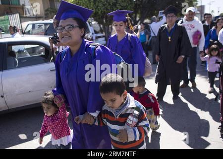 TIJUANA, 10 mars 2014 (Xinhua) -- Angelica Castillo (devant, C), une immigrante qui fait partie du groupe appelé rêveurs , marche avec ses enfants Ashley (à gauche) et Oshmar (à droite) avant de traverser vers les États-Unis au poste frontalier d'Otay à Tijuana, au nord-ouest du Mexique, le 10 mars 2014. Environ 30 personnes organisées par l’association américaine Dreamactivist ont franchi la frontière pour se rendre aux États-Unis en demandant l’asile politique lundi. (Xinhua/Guillermo Arias) MEXICO-TIJUANA-US-BORDER-MIGRANTS PUBLICATIONxNOTxINxCHN Tijuana Mars 10 2014 XINHUA Angelica Castillo Front C aux immigrants qui font partie de la Banque D'Images