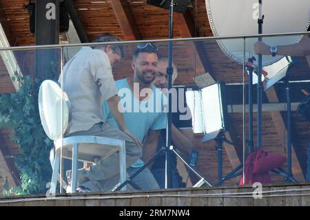 RIO DE JANEIRO, 10 mars 2014 (Xinhua) -- le chanteur Ricky Martin (2e L) participe à une interview à Rio de Janeiro, Brésil, le 10 mars 2014. Ricky Martin est à Rio de Janeiro pour le tournage du clip vidéo de la chanson Vida , qui fait partie de la bande originale officielle de la coupe du monde du Brésil 2014, selon la presse locale. (Xinhua/Marcio Honorato/Honopix/AGENCIA ESTADO) (rt) (ce) BRAZIL OUT (SP)BRAZIL-RIO DE JANEIRO-COUPE DU MONDE 2014-RICKY MARTIN PUBLICATIONxNOTxINxCHN Rio de Janeiro Mars 10 2014 le chanteur XINHUA Ricky Martin 2e l participe à une entrevue à Rio de Janeiro Brésil Banque D'Images