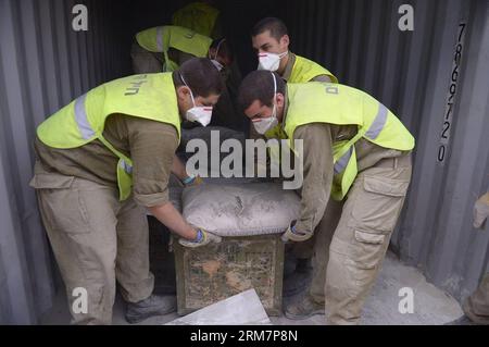 Photo prise le 9 mars 2014. Montre des soldats israéliens déchargeant des cargaisons sur un navire battant pavillon panaméen. L'armée israélienne a déclaré qu'elle avait effectué une perquisition mercredi dernier à bord du navire battant pavillon panaméen, nommé le KLOS-C, et a trouvé des dizaines de roquettes M-302 surface-surface de fabrication syrienne dissimulées sous des sacs de ciment, ajoutant que le mouvement chiite libanais Hezbollah a tiré ce type de roquette dans le nord d’Israël pendant la guerre de 33 jours en 2006. (Xinhua/Xinhua) ARMES SAISIES PAR ISRAËL PUBLICATIONxNOTxINxCHN la photo prise LE 9 2014 mars montre des soldats israéliens déchargeant des cargaisons SUR un drapeau panaméen Banque D'Images
