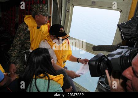 (140311) -- SELANGOR, 11 mars 2014 (Xinhua) -- le ministre par intérim du ministère malaisien des Transports, Hishamuddin Hussein (2e L), et le chef des forces armées malaisiennes, Zulkifeli Mohd Zin (1e L), sont en route pour le détroit de Malacca, le 11 mars 2014. Le ministre par intérim du ministère malaisien des Transports, Hishamuddin Hussein, s'est rendu dans le détroit de Malacca avec l'équipe de secours à la recherche du vol Malaysian Airlines disparu (Xinhua/Royal Malaysia Air Force) (zhf) MALAISIE-SELANGOR-MINISTRE DES TRANSPORTS-VOL MANQUANT PUBLICATIONxNOTxINxCHN Selangor Mars 11 2014 XINHUA Ministres par intérim de Malaysi Banque D'Images