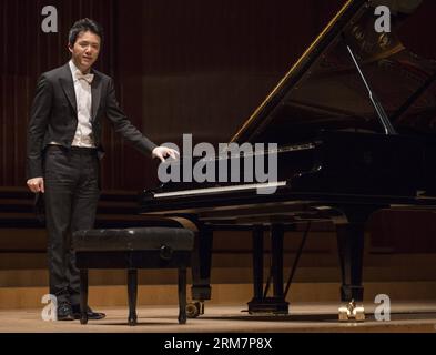 ZAGREB, 11 mars 2014 (Xinhua) -- le pianiste chinois Li Yundi remercie le public lors de son concert au Lisinski concert Hall à Zagreb, capitale de la Croatie, le 11 mars 2014. (Xinhua/Miso Lisanin) CROATIA-ZAGREB-LI YUNDI-CONCERT PUBLICATIONxNOTxINxCHN Zagreb Mars 11 2014 le pianiste chinois XINHUA quitte Yundi remercie le public lors de son concert AU Lisinski concert Hall à Zagreb capitale de la Croatie Mars 11 2014 XINHUA Miso Croatie Zagreb quitte Yundi concert PUBLICATIONxNOTxINxCHN Banque D'Images