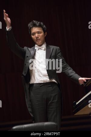 ZAGREB, 11 mars 2014 (Xinhua) -- le pianiste chinois Li Yundi remercie le public lors de son concert au Lisinski concert Hall à Zagreb, capitale de la Croatie, le 11 mars 2014. (Xinhua/Miso Lisanin) CROATIA-ZAGREB-LI YUNDI-CONCERT PUBLICATIONxNOTxINxCHN Zagreb Mars 11 2014 le pianiste chinois XINHUA quitte Yundi remercie le public lors de son concert AU Lisinski concert Hall à Zagreb capitale de la Croatie Mars 11 2014 XINHUA Miso Croatie Zagreb quitte Yundi concert PUBLICATIONxNOTxINxCHN Banque D'Images