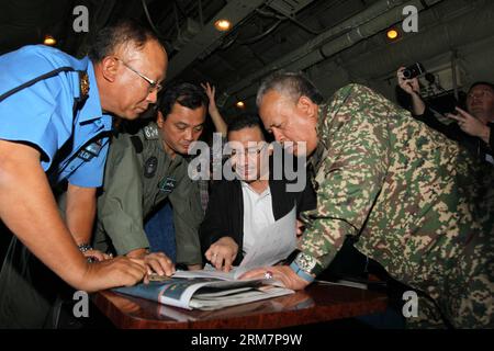 (140311) -- SELANGOR, 11 mars 2014 (Xinhua) -- le ministre par intérim du ministère malaisien des Transports, Hishamuddin Hussein (3e L), discute de l'itinéraire avec le chef des forces armées de Malaisie, Zulkifeli Mohd Zin (4e L), dans l'État de Selangor, Malaisie, le 11 mars 2014. Le ministre par intérim du ministère malaisien des Transports, Hishamuddin Hussein, s'est rendu dans le détroit de Malacca avec l'équipe de secours à la recherche du vol Malaysian Airlines disparu.(Xinhua/Royal MALAYSIA Air Force) (zhf) MALAISIE-SELANGOR-MINISTRE DES TRANSPORTS-VOL MANQUANT PUBLICATIONxNOTxINxINxCHN Selangor Mars 11 2014 XINHUA Ministres par intérim de Mala Banque D'Images