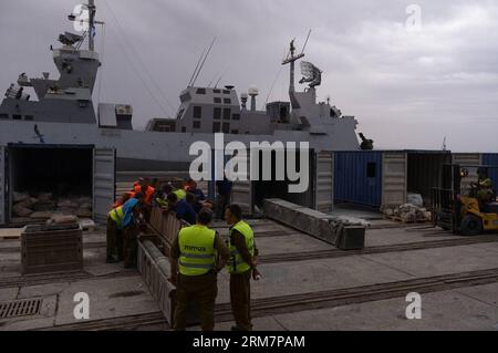 Photo prise le 9 mars 2014. Montre des soldats israéliens déchargeant des cargaisons sur un navire battant pavillon panaméen. L'armée israélienne a déclaré qu'elle avait effectué une perquisition mercredi dernier à bord du navire battant pavillon panaméen, nommé le KLOS-C, et a trouvé des dizaines de roquettes M-302 surface-surface de fabrication syrienne dissimulées sous des sacs de ciment, ajoutant que le mouvement chiite libanais Hezbollah a tiré ce type de roquette dans le nord d’Israël pendant la guerre de 33 jours en 2006. (Xinhua/Xinhua) ARMES SAISIES PAR ISRAËL PUBLICATIONxNOTxINxCHN la photo prise LE 9 2014 mars montre des soldats israéliens déchargeant des cargaisons SUR un drapeau panaméen Banque D'Images