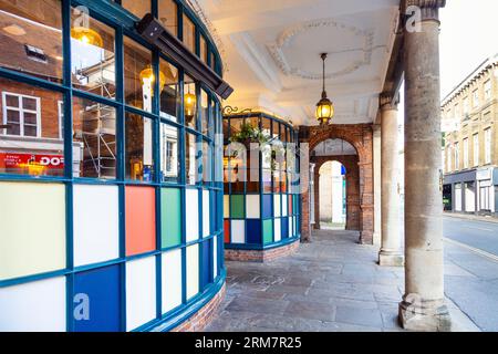 Extérieur coloré du restaurant Jack & Alice dans les arcades de l'hôtel de ville et du Corn Exchange, Farnham, Surrey, Angleterre Banque D'Images