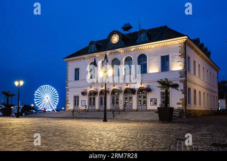 Vue sur la Mairie de Honfleur au crépuscule Banque D'Images