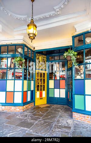 Extérieur coloré du restaurant Jack & Alice dans les arcades de l'hôtel de ville et du Corn Exchange, Farnham, Surrey, Angleterre Banque D'Images