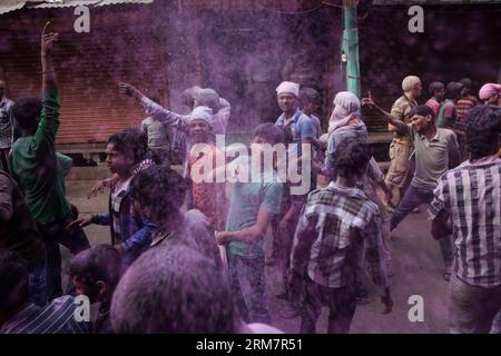 MATHURA, 12 mars 2014 (Xinhua) -- des gens pulvérisent des poudres de couleur sur le Lathmar Holi à Mathura, Uttar Pradesh en Inde, le 12 mars 2014. Lathmar Holi est une célébration locale à Mathura, et elle a lieu bien avant la journée nationale de Holi le 17 mars de cette année. (Xinhua/Zheng Huansong) (lmz) INDIA-MATHURA-LATHMAR HOLI PUBLICATIONxNOTxINxCHN Mathura Mars 12 2014 XINHUA célébrités vaporiser des poudres de couleur SUR le Holi à Mathura Uttar Pradesh en Inde Mars 12 2014 Holi EST une célébration locale à Mathura et ELLE a lieu bien avant la Journée nationale Holi LE 17 mars cette année XINHUA Zheng Huanson Banque D'Images