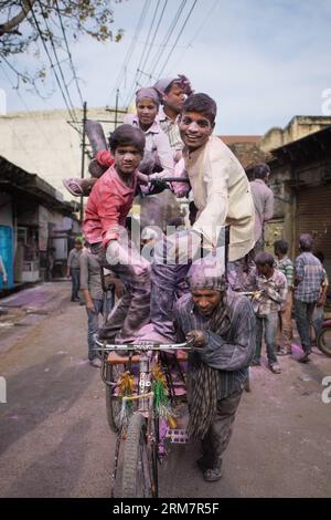 MATHURA, 12 mars 2014 (Xinhua) -- les gens célèbrent le Lathmar Holi à Mathura, Uttar Pradesh en Inde, le 12 mars 2014. Lathmar Holi est une célébration locale à Mathura, et elle a lieu bien avant la journée nationale de Holi le 17 mars de cette année. (Xinhua/Zheng Huansong) (lmz) INDIA-MATHURA-LATHMAR HOLI PUBLICATIONxNOTxINxCHN Mathura Mars 12 2014 les célébrités XINHUA célèbrent le Holi à Mathura Uttar Pradesh en Inde Mars 12 2014 Holi EST une célébration locale à Mathura et ELLE a lieu bien avant la Journée nationale de Holi LE 17 mars cette année XINHUA Zheng Huansong Inde Mathura Holi BLI Banque D'Images