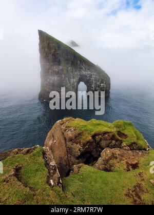 Drangarnir Rocks pendant la brume et le brouillard dans les îles Féroé, Danemark Banque D'Images