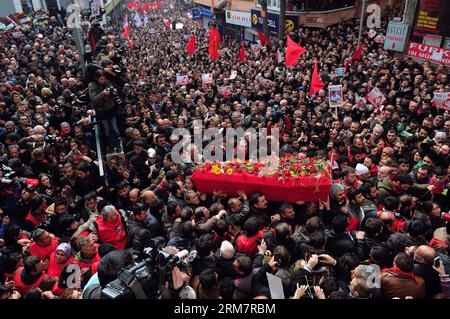 ISTANBUL, 12 mars 2014 (Xinhua) -- des personnes assistent aux funérailles de Berkin Elvan à Istanbul, Turquie, le 12 mars 2014. La tension était de plus en plus forte dans la ville turque d Istanbul mercredi alors que 50 000 personnes affluaient vers les funérailles d un étudiant de 15 ans décédé mardi après 269 jours dans le coma. La mort de Berkin Elvan a déclenché des manifestations antigouvernementales dans plus de 30 villes de Turquie. Elvan a été envoyé dans le coma après avoir subi une blessure à la tête à cause d'une cartouche de gaz alors qu'il allait acheter un anneau de pain contre la répression policière à Istanbul en juin dernier. (Xinhua/Cihan) TURQUIE-ISTANBUL-CLASH PUBLICATI Banque D'Images