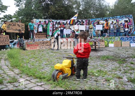 Les manifestations syriennes à Leipzig en Allemagne condamnent les actions du régime. Soutenez le mouvement populaire dans le sud de la Syrie, en mettant l'accent sur Suwayda Banque D'Images