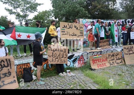 Les manifestations syriennes à Leipzig en Allemagne condamnent les actions du régime. Soutenez le mouvement populaire dans le sud de la Syrie, en mettant l'accent sur Suwayda Banque D'Images