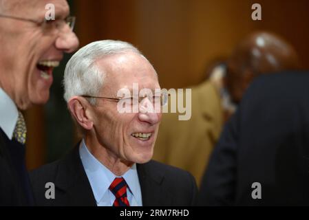 WASHINGTON D. C., le 13 mars 2014 - Stanley Fischer sourit avant de témoigner à une audience du Comité sénatorial des banques, du logement et des affaires urbaines sur la confirmation de son poste de vice-président de la Réserve fédérale sur Capitol Hill à Washington D.C., aux États-Unis, le 13 mars 2014. (Xinhua/Yin Bogu)(sss) US-WASHINGTON-FED-VICE-PRÉSIDENT-FISCHER-HEARING PUBLICATIONxNOTxINxCHN Washington D C Mars 13 2014 Stanley Fischer Smiles avant de témoigner DEVANT une commission du logement bancaire et des affaires urbaines audition SUR la confirmation de SON poste de vice-président de la Réserve fédérale AU Capitole Banque D'Images