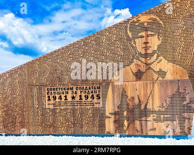 Rzhevsky Mémorial soldat soviétique. Mur rouillé de la mémoire avec l'image des soldats russes et les inscriptions des noms et des prénoms de ceux qui ont été tués au combat Banque D'Images