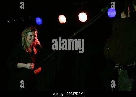 (140313) -- FRANCFORT, 13 mars 2014 (Xinhua) -- l'auteur-compositeur-interprète norvégienne Maria Solheim se produit dans son concert à Francfort, Allemagne, le 13 mars 2014. Maria Solheim tourne en Allemagne, en Suisse et au Luxembourg avec sa guitare et de nouvelles chansons en mars. (Xinhua/Luo Huanhuan) ALLEMAGNE-FRANKFURT-CONCERT-NORWEGIAN-MARIA SOLHEIM PUBLICATIONxNOTxINxCHN Francfort Mars 13 2014 XINHUA chanteuse norvégienne Mary Solheim se produit dans son concert à Francfort Allemagne Mars 13 2014 Mary Solheim visite l'Allemagne Suisse et le Luxembourg avec sa guitare et nouvelles chansons pendant Mars XINHUA Luo Huanhuan Banque D'Images