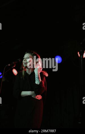 (140313) -- FRANCFORT, 13 mars 2014 (Xinhua) -- l'auteur-compositeur-interprète norvégienne Maria Solheim se produit dans son concert à Francfort, Allemagne, le 13 mars 2014. Maria Solheim tourne en Allemagne, en Suisse et au Luxembourg avec sa guitare et de nouvelles chansons en mars. (Xinhua/Luo Huanhuan) ALLEMAGNE-FRANKFURT-CONCERT-NORWEGIAN-MARIA SOLHEIM PUBLICATIONxNOTxINxCHN Francfort Mars 13 2014 XINHUA chanteuse norvégienne Mary Solheim se produit dans son concert à Francfort Allemagne Mars 13 2014 Mary Solheim visite l'Allemagne Suisse et le Luxembourg avec sa guitare et nouvelles chansons pendant Mars XINHUA Luo Huanhuan Banque D'Images