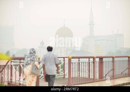 (140314) -- SELANGOR(MALAISIE), 14 mars 2014 (Xinhua) -- les touristes marchent près de la mosquée royale de la ville de Klang à Port Klang, Malaisie, 14 mars 2014. Les écoles sont fermées le vendredi à cause de l'air malsain. L'indice de pollution atmosphérique (API) de Port Klang, situé à l'ouest de la capitale Kuala Lumpur, a atteint un niveau malsain vendredi, selon le site Web du ministère de l'Environnement de Malaisie. (Xinhua/Chong Voon Chung) (lmz) MALAYSIA-PORT KLANG-HAZE PUBLICATIONxNOTxINxCHN Selangor Malaysia Mars 14 2014 les touristes XINHUA marchent près de la mosquée royale de la ville de Sound à Port Sound Malaysia Mars 14 Banque D'Images