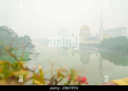 (140314) -- SELANGOR (MALAISIE), 14 mars 2014 (Xinhua) -- la mosquée royale de la ville de Klang est vue dans la brume à Port Klang, Malaisie, le 14 mars 2014. Les écoles sont fermées le vendredi à cause de l'air malsain. L'indice de pollution atmosphérique (API) de Port Klang, situé à l'ouest de la capitale Kuala Lumpur, a atteint un niveau malsain vendredi, selon le site Web du ministère de l'Environnement de Malaisie. (Xinhua/Chong Voon Chung) (lmz) MALAYSIA-PORT KLANG-HAZE PUBLICATIONxNOTxINxCHN Selangor Malaysia Mars 14 2014 XINHUA la Mosquée royale de Sound EST Lakes in the HAZE à Port Sound Malaysia Mars Banque D'Images