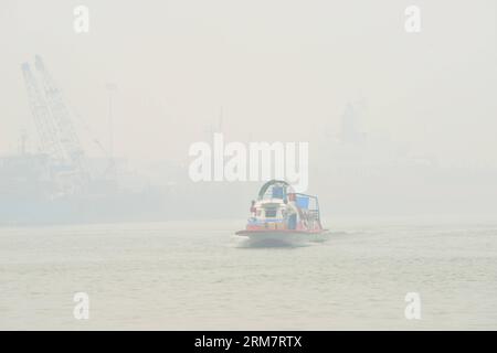 (140314) -- SELANGOR (MALAISIE), 14 mars 2014 (Xinhua) -- Un bateau est vu voyageant dans la brume à Port Klang, Malaisie, le 14 mars 2014. Les écoles sont fermées le vendredi à cause de l'air malsain. L'indice de pollution atmosphérique (API) de Port Klang, situé à l'ouest de la capitale Kuala Lumpur, a atteint un niveau malsain vendredi, selon le site Web du ministère de l'Environnement de Malaisie. (Xinhua/Chong Voon Chung) (lmz) MALAYSIA-PORT KLANG-HAZE PUBLICATIONxNOTxINxCHN Selangor Malaysia Mars 14 2014 XINHUA a Boat IS Lakes Travel in the HAZE in Port Sound Malaysia Mars 14 2014 The Schools are Banque D'Images