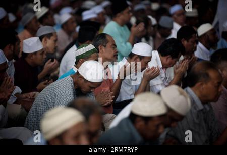 (140314) -- KUALA LUMPUR, 14 mars 2014 (Xinhua) -- des musulmans de Malaisie prient dans une mosquée près de l'aéroport international de Kuala Lumpur à Selangor, Malaisie, le 14 mars 2014. Le Premier ministre malaisien Najib Razak et les musulmans ont prié vendredi pour les passagers et l'équipage du vol MH370 de Malaysia Airlines disparu dans une mosquée près de l'aéroport international de Kuala Lumpur. (Xinhua/He Jingjia)(zjl) MALAISIE-KUALA LUMPUR-PRIÈRE PUBLICATIONxNOTxINxCHN Kuala Lumpur Mars 14 2014 XINHUA des musulmans malaisiens prient À une mosquée près de l'aéroport international de Kuala Lumpur de Selangor Malaisie Mars 14 2014 Malaysian Prime M Banque D'Images