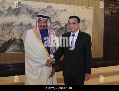 (140314) -- PÉKIN, 14 mars 2014 (Xinhua) -- le premier ministre chinois Li Keqiang (à droite) serre la main du prince héritier saoudien Salman Bin Abdulaziz Al Saud, également vice-premier ministre et ministre de la Défense saoudien, à Pékin, capitale de la Chine, le 14 mars 2014. (Xinhua/Ding Lin) (mt) CHINE-PÉKIN-LI KEQIANG-POURPARLERS DU PRINCE HÉRITIER SAOUDIEN (CN) PUBLICATIONxNOTxINxCHN Pékin Mars 14 2014 XINHUA Premier ministre chinois a quitté Keqiang r serre la main avec le prince héritier saoudien Salman am Abdul Aziz Al Saud ainsi vice-premiers ministres et ministres de la Défense de l'ARABIE Saoudite au BEI Banque D'Images