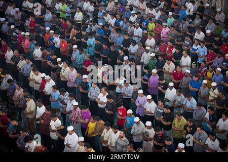 (140314) -- KUALA LUMPUR, 14 mars 2014 (Xinhua) -- des musulmans de Malaisie prient dans une mosquée près de l'aéroport international de Kuala Lumpur à Selangor, Malaisie, le 14 mars 2014. Le Premier ministre malaisien Najib Razak et les musulmans ont prié vendredi pour les passagers et l'équipage du vol MH370 de Malaysia Airlines disparu dans une mosquée près de l'aéroport international de Kuala Lumpur. (Xinhua/He Jingjia)(zjl) MALAISIE-KUALA LUMPUR-PRIÈRE PUBLICATIONxNOTxINxCHN Kuala Lumpur Mars 14 2014 XINHUA des musulmans malaisiens prient À une mosquée près de l'aéroport international de Kuala Lumpur de Selangor Malaisie Mars 14 2014 Malaysian Prime M Banque D'Images