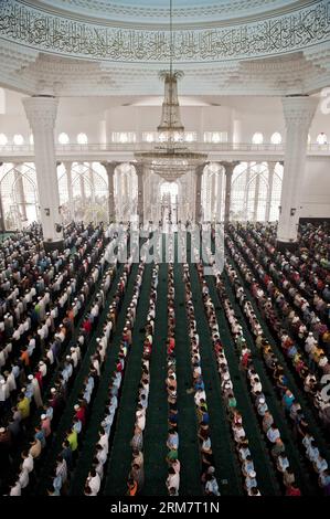 (140314) -- KUALA LUMPUR, 14 mars 2014 (Xinhua) -- des musulmans de Malaisie prient dans une mosquée près de l'aéroport international de Kuala Lumpur à Selangor, Malaisie, le 14 mars 2014. Le Premier ministre malaisien Najib Razak et les musulmans ont prié vendredi pour les passagers et l'équipage du vol MH370 de Malaysia Airlines disparu dans une mosquée près de l'aéroport international de Kuala Lumpur. (Xinhua/He Jingjia)(zjl) MALAISIE-KUALA LUMPUR-PRIÈRE PUBLICATIONxNOTxINxCHN Kuala Lumpur Mars 14 2014 XINHUA des musulmans malaisiens prient À une mosquée près de l'aéroport international de Kuala Lumpur de Selangor Malaisie Mars 14 2014 Malaysian Prime M Banque D'Images