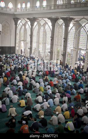 (140314) -- KUALA LUMPUR, 14 mars 2014 (Xinhua) -- des musulmans de Malaisie prient dans une mosquée près de l'aéroport international de Kuala Lumpur à Selangor, Malaisie, le 14 mars 2014. Le Premier ministre malaisien Najib Razak et les musulmans ont prié vendredi pour les passagers et l'équipage du vol MH370 de Malaysia Airlines disparu dans une mosquée près de l'aéroport international de Kuala Lumpur. (Xinhua/He Jingjia)(zjl) MALAISIE-KUALA LUMPUR-PRIÈRE PUBLICATIONxNOTxINxCHN Kuala Lumpur Mars 14 2014 XINHUA des musulmans malaisiens prient À une mosquée près de l'aéroport international de Kuala Lumpur de Selangor Malaisie Mars 14 2014 Malaysian Prime M Banque D'Images