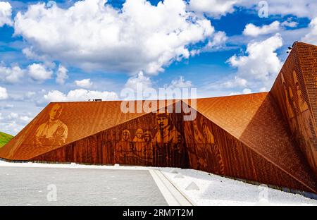 Rzhevsky Mémorial soldat soviétique. Mur rouillé de la mémoire avec l'image des soldats russes et les inscriptions des noms et des prénoms de ceux qui ont été tués au combat Banque D'Images