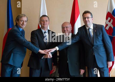 Les ministres de la Défense du Groupe de Visegrads (V4), Martin Stropnicky de la République tchèque, Tomasz Siemoniak de la Pologne, Csaba Hende de la Hongrie et Martin Glvac de la Slovaquie (G-D) posent pour la photographie à Visegrad, Hongrie, le 14 mars 2014. Les ministres ont discuté et signé trois accords de coopération, qui appellent à une planification conjointe de la défense, à la mise en place d'une stratégie de défense à long terme (10-15 ans) et à la mise en place d'une force de combat V4-Union européenne sur appel. (Xinhua/Attila Volgyi) (sss) HONGRIE-VISEGRAD-V4 GROUPE MINISTRES de la défense PUBLICATIONxNOTxINxCHN Ministre de la défense du groupe V4 République tchèque Repub Banque D'Images