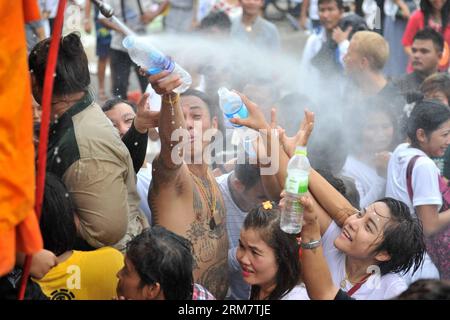 Les dévots sont aspergés d'eau bénite bouddhiste lors du festival annuel du tatouage au Wat Bang Phra dans la province de Nakhon Pathom en Thaïlande, le 15 mars 2014. Des milliers de croyants de toute la Thaïlande et de l'étranger se sont rendus pour assister au Festival annuel du tatouage dans la province de Nakhon Pathom. (Xinhua/Gao Jianjun) (dzl) THAILAND-NAKHON PATHOM-TATTOO FESTIVAL PUBLICATIONxNOTxINxCHN les dévots sont pulvérisés avec de l'eau sainte bouddhiste pendant le Festival annuel de tatouage À Wat Bang Phra dans la province de Nakhon Pathom du pays thaïlandais Mars 15 2014 des milliers de croyants de tout autour du pays thaïlandais et À l'étranger Voyage Banque D'Images