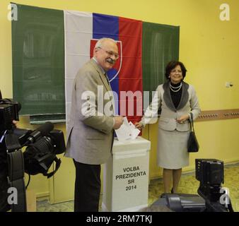 Le président sortant slovaque Ivan Gasparovic (à gauche) et son épouse Silvia Gasparovicova votent pour l'élection présidentielle de 2014 dans un bureau de vote à Bratislava, Slovaquie, le 15 mars 2014. (Xinhua/Jozef Mytny) SLOVAQUIE-BRATISLAVA-ÉLECTION PRÉSIDENTIELLE PUBLICATIONxNOTxINxCHN le président sortant slovaque Ivan Gasparovic et son épouse Silvia VOTENT pour l'ÉLECTION présidentielle de 2014 DANS un bureau de vote de Bratislava Slovaquie Mars 15 2014 XINHUA Jozef Mytny Slovaquie Bratislava ÉLECTION présidentielle PUBLICATIONxNOTxINxCHN Banque D'Images