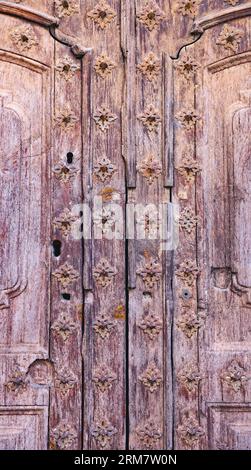 Détail des portes et ferronnerie pour les fonds et les textures du monastère des Santes Creus dans la province de Tarragone, Catalogne, Espagne, Europe Banque D'Images