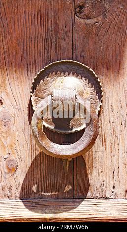 Détail des portes et ferronnerie pour les fonds et les textures du monastère des Santes Creus dans la province de Tarragone, Catalogne, Espagne, Europe Banque D'Images