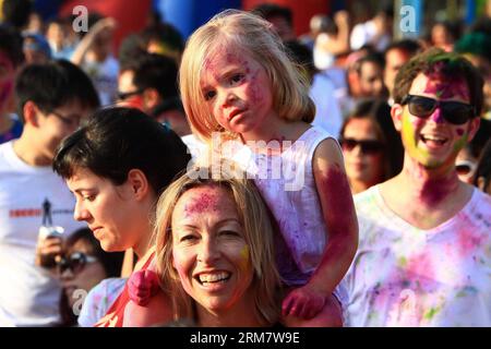 (140316) -- VILLE DE PASAY, 16 mars 2014 (Xinhua) -- les gens sont tachés de poudre colorée appelée gulal pendant le festival de Holi, également connu sous le nom de festival des couleurs, à Pasay City, aux Philippines, le 16 mars 2014. Le festival de Holi est une célébration amusante au cours de laquelle des centaines de personnes se rassemblent pour profiter d'une journée de danse, de manger et de jeter de la poudre colorée les uns sur les autres dans le respect de la tournure des saisons de l'hiver au printemps. (Xinhua/Rouelle Umali)(zhf) PHILLIPINES-PASAY CITY-HOLI FESTIVAL PUBLICATIONxNOTxINxCHN Pasay City Mars 16 2014 célébrités de XINHUA sont tachées de poudre colorée ca Banque D'Images