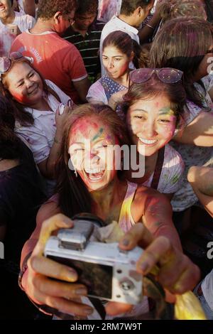 (140316) -- PASAY CITY, 16 mars 2014 (Xinhua) -- les gens prennent des photos d'eux-mêmes pendant le festival de Holi, également connu sous le nom de festival des couleurs, à Pasay City, aux Philippines, le 16 mars 2014. Le festival de Holi est une célébration amusante au cours de laquelle des centaines de personnes se rassemblent pour profiter d'une journée de danse, de manger et de jeter de la poudre colorée les uns sur les autres dans le respect de la tournure des saisons de l'hiver au printemps. (Xinhua/Rouelle Umali)(zhf) PHILLIPINES-PASAY CITY-HOLI FESTIVAL PUBLICATIONxNOTxINxCHN Pasay City Mars 16 2014 célébrités XINHUA prennent des photos d'elles-mêmes pendant le Festival Holi TH Banque D'Images