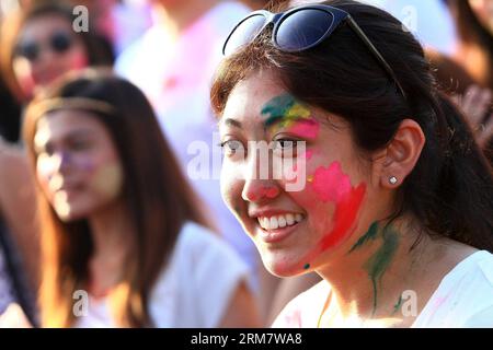 (140316) -- PASAY CITY, 16 mars 2014 (Xinhua) -- Une fille est tachée de poudre colorée appelée gulal pendant le festival de Holi, également connu sous le nom de festival des couleurs, à Pasay City, aux Philippines, le 16 mars 2014. Le festival de Holi est une célébration amusante au cours de laquelle des centaines de personnes se rassemblent pour profiter d'une journée de danse, de manger et de jeter de la poudre colorée les uns sur les autres dans le respect de la tournure des saisons de l'hiver au printemps. (Xinhua/Rouelle Umali)(zhf) PHILLIPINES-PASAY CITY-HOLI FESTIVAL PUBLICATIONxNOTxINxCHN Pasay City Mars 16 2014 XINHUA une fille EST tachée de poudre colorée appelée d Banque D'Images