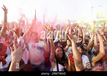 (140316) -- VILLE DE PASAY, 16 mars 2014 (Xinhua) -- les gens jettent de la poudre colorée appelée gulal pendant le festival de Holi, également connu sous le nom de festival des couleurs, à Pasay City, aux Philippines, le 16 mars 2014. Le festival de Holi est une célébration amusante au cours de laquelle des centaines de personnes se rassemblent pour profiter d'une journée de danse, de manger et de jeter de la poudre colorée les uns sur les autres dans le respect de la tournure des saisons de l'hiver au printemps. (Xinhua/Rouelle Umali)(zhf) PHILLIPINES-PASAY CITY-HOLI FESTIVAL PUBLICATIONxNOTxINxCHN Pasay City Mars 16 2014 célébrités de XINHUA jettent de la poudre colorée appelée pendant le Holi Banque D'Images