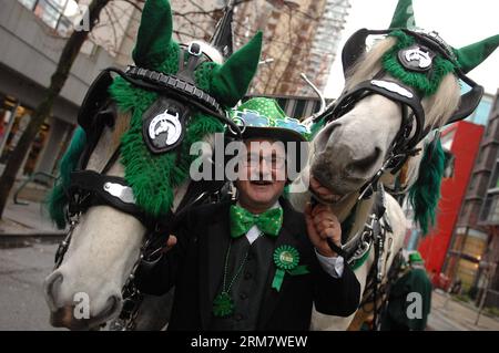 (140316) -- VANCOUVER, 16 mars 2014 (Xinhua) -- Un homme habillé de couleurs vives pose avec ses chevaux lors de la 10e édition annuelle de St. Défilé de Patrick à Vancouver, Canada, le 16 mars 2014. Des milliers de personnes se sont envahies dans le centre-ville de Vancouver alors que des bagpipers, des danseuses irlandaises et des hurlers défilaient avec des danseuses dreadlockées et des reines vertes de samba défilaient lors de la 10e édition annuelle Patrick s Parade de jour. (Xinhua/Sergei Bachlakov) CANADA-VANCOUVER-FESTIVAL-SAINT PATRICK-PARADE PUBLICATIONxNOTxINxCHN Vancouver Mars 16 2014 XINHUA un homme habillé en couleurs pose avec ses chevaux lors de la 10e édition annuelle de la Saint Patrick S Day par Banque D'Images