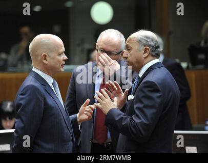 (140317) -- BRUXELLES, 17 mars 2014 (Xinhua) -- le secrétaire d'État britannique aux Affaires étrangères et aux Affaires du Commonwealth, William Hague (à gauche), le ministre néerlandais des Affaires étrangères Frans Timmermans (à droite) et le ministre français des Affaires étrangères Laurent Fabius discutent devant une réunion des ministres des Affaires étrangères de l'UE au siège de l'UE à Bruxelles, capitale de la Belgique, le 17 mars 2014. (Xinhua/Ye Pingfan) BELGIQUE-BRUXELLES-UE-RÉUNION DES MINISTRES DES AFFAIRES ÉTRANGÈRES PUBLICATIONxNOTxINxCHN Bruxelles Mars 17 2014 XINHUA Secrétaire d'Etat britannique aux Affaires étrangères aux Affaires étrangères William Hague l Ministres néerlandais des Affaires étrangères Frans Timmermans C Banque D'Images