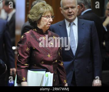 (140317) -- BRUXELLES, 17 mars 2014 (Xinhua) -- la haute représentante de l'Union européenne pour les affaires étrangères et la politique de sécurité Catherine Ashton (à gauche) s'entretient avec le secrétaire d'État britannique aux affaires étrangères et au Commonwealth William Hague (à droite) lors d'une réunion des ministres des affaires étrangères de l'UE au siège de l'UE à Bruxelles, capitale de la Belgique, le 17 mars 2014. (Xinhua/Ye Pingfan) BELGIQUE-BRUXELLES-UE-RÉUNION DES MINISTRES DES AFFAIRES ÉTRANGÈRES PUBLICATIONxNOTxINxCHN Bruxelles Mars 17 2014 XINHUA Haut Représentant de l'Union européenne pour les Affaires étrangères et la politique de sécurité Catherine Ashton l'entretien avec FR Banque D'Images